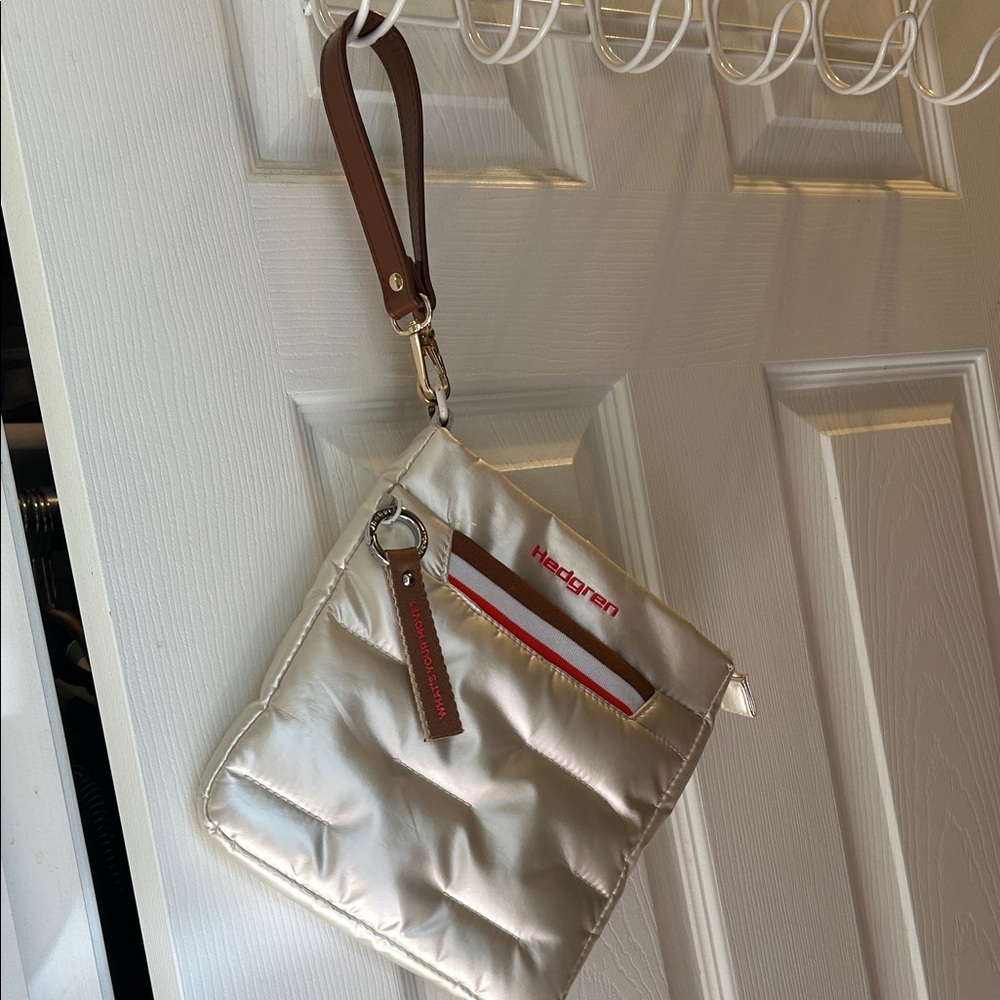 EUC Hedgren Cozy Crossbody Clutch Puffy Zippered Bag
